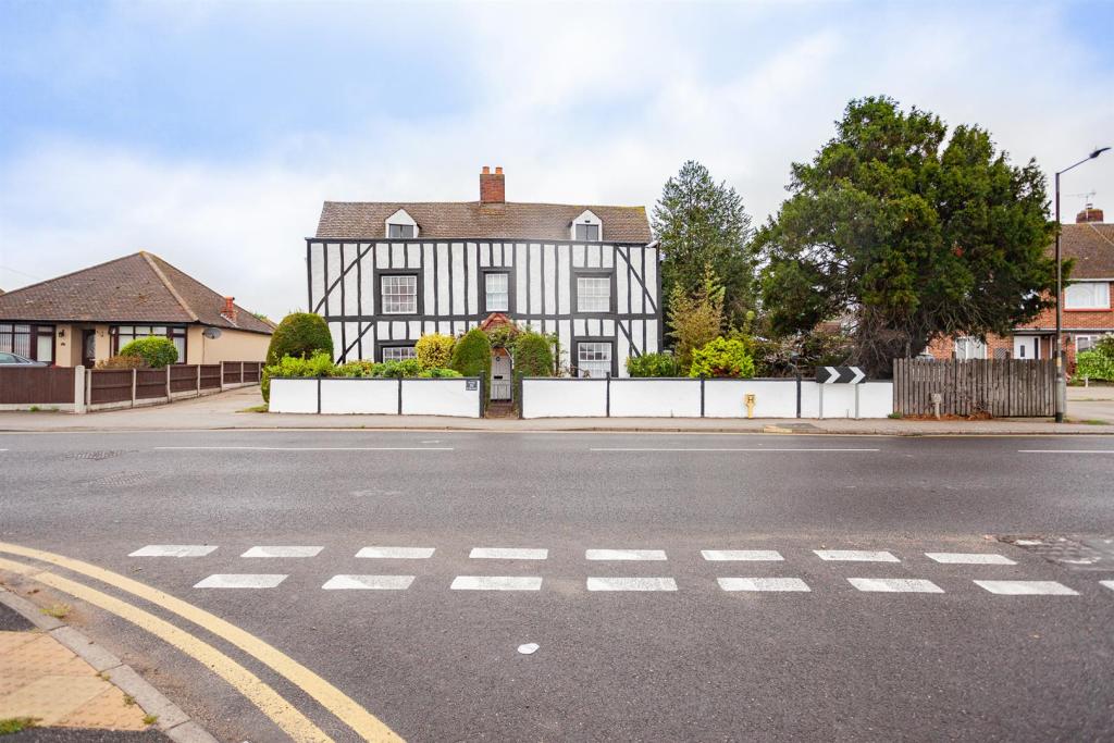 4 bedroom detached house for sale in St. Johns Road, Great Clacton, CO15