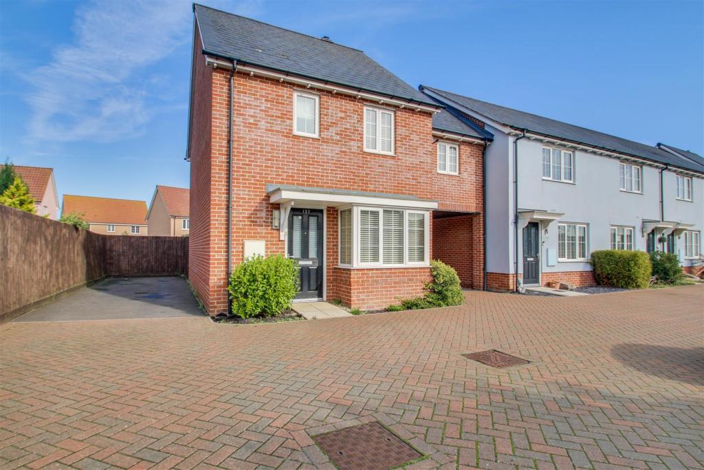 4 bedroom detached house for sale in Legerton Drive, ClactonOnSea, CO16