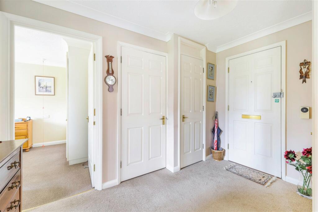 2 bedroom retirement property for sale in Reigate Hill, Reigate, RH2