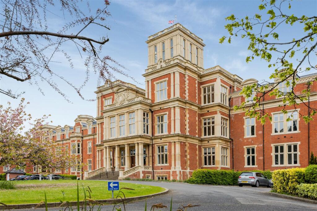 2 bedroom flat for sale in Royal Earlswood Park, Earlswood, Surrey, RH1