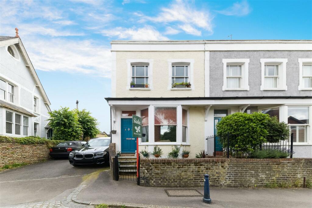 2 bedroom flat for sale in Nutley Lane, Reigate, RH2