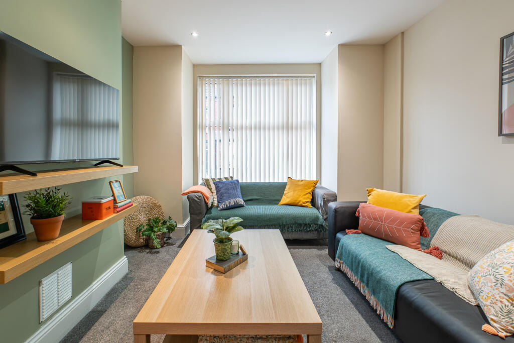 Main image of property: 6 Hessle Terrace, Hyde Park, Leeds, LS6 1EQ