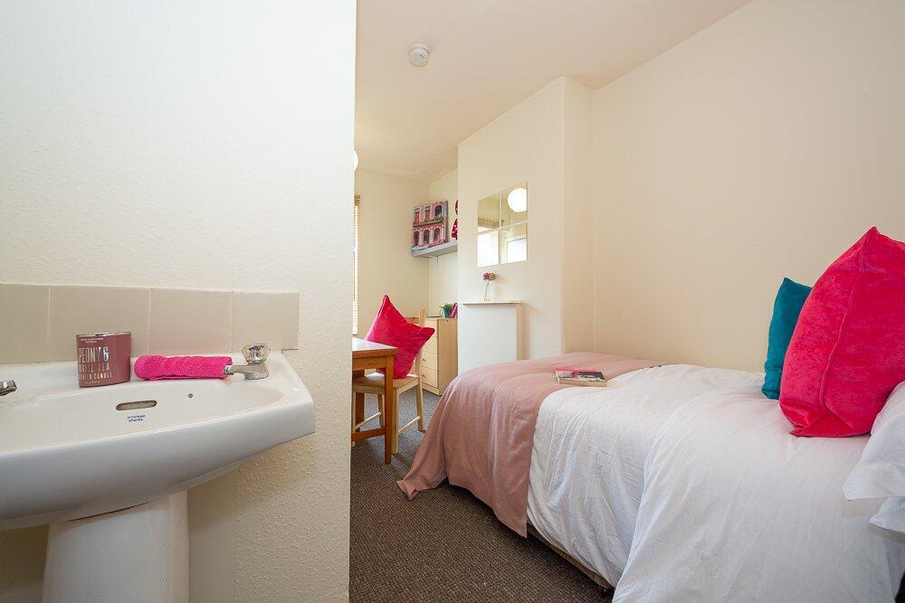 Main image of property: 26 Hessle Terrace, Hyde Park, Leeds, LS6 1EQ