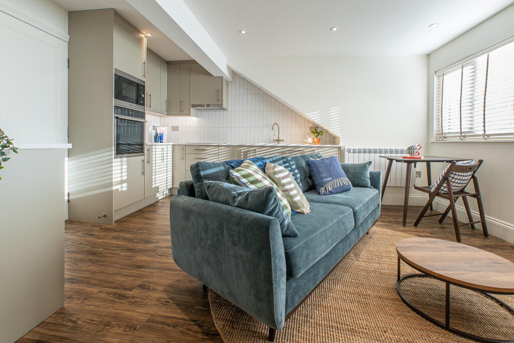 Main image of property: Flat 3 - 187 Kirkstall Lane, Kirkstall, Headingley, Leeds, LS6 3EJ