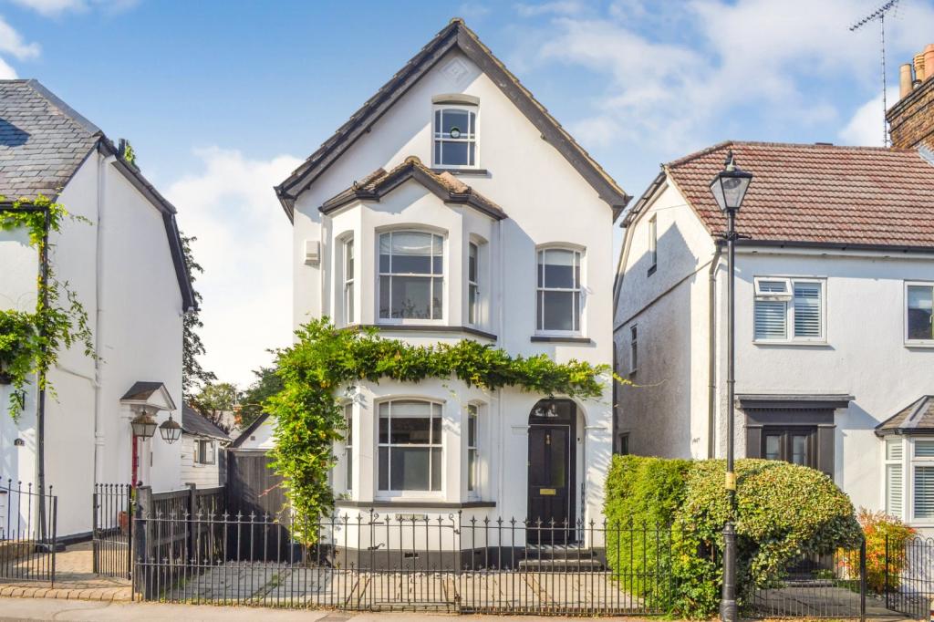 4 bedroom detached house for sale in New Road, Harlow, Essex, CM17