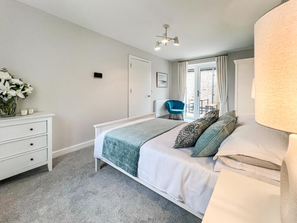 Additional property image - Oakview Walk, Harlow, Essex, CM18
