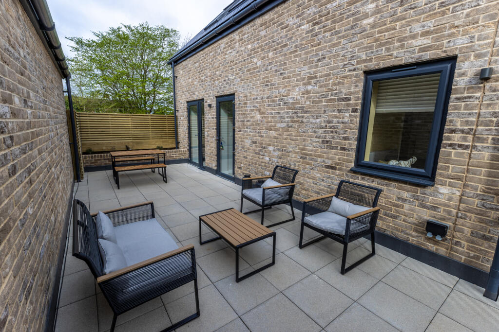 Additional property image - Oakview Walk, Harlow, Essex, CM18