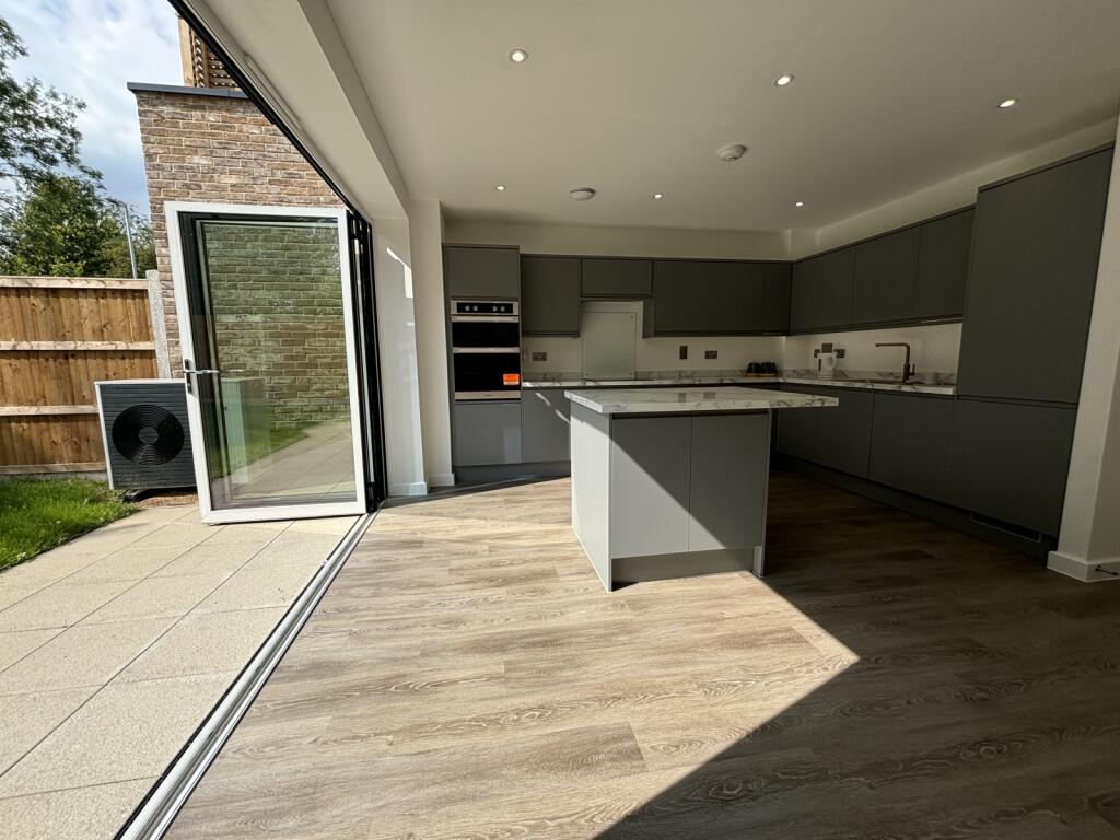Additional property image - Oakview Walk, Harlow, Essex, CM18