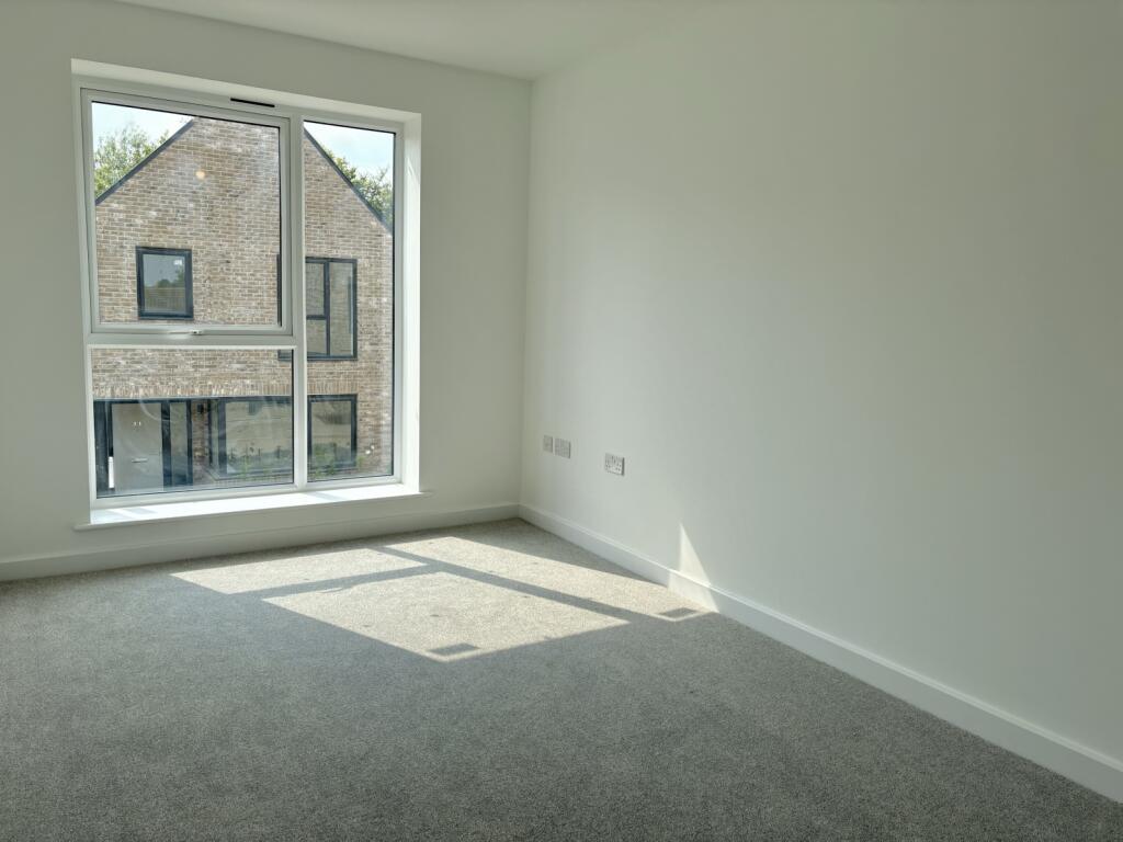 Additional property image - Oakview Walk, Harlow, Essex, CM18