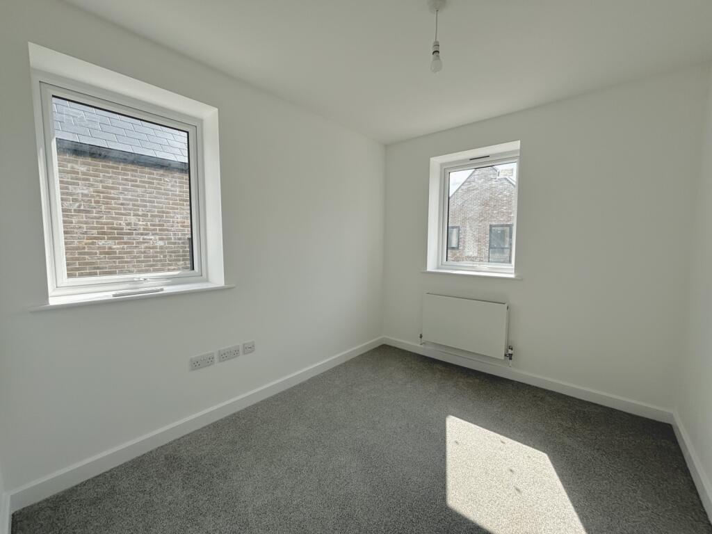 Additional property image - Oakview Walk, Harlow, Essex, CM18