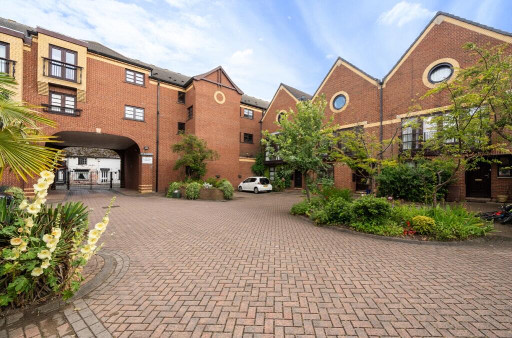 Main image of property: Wellowgate Mews, Grimsby, Lincolnshire, DN32