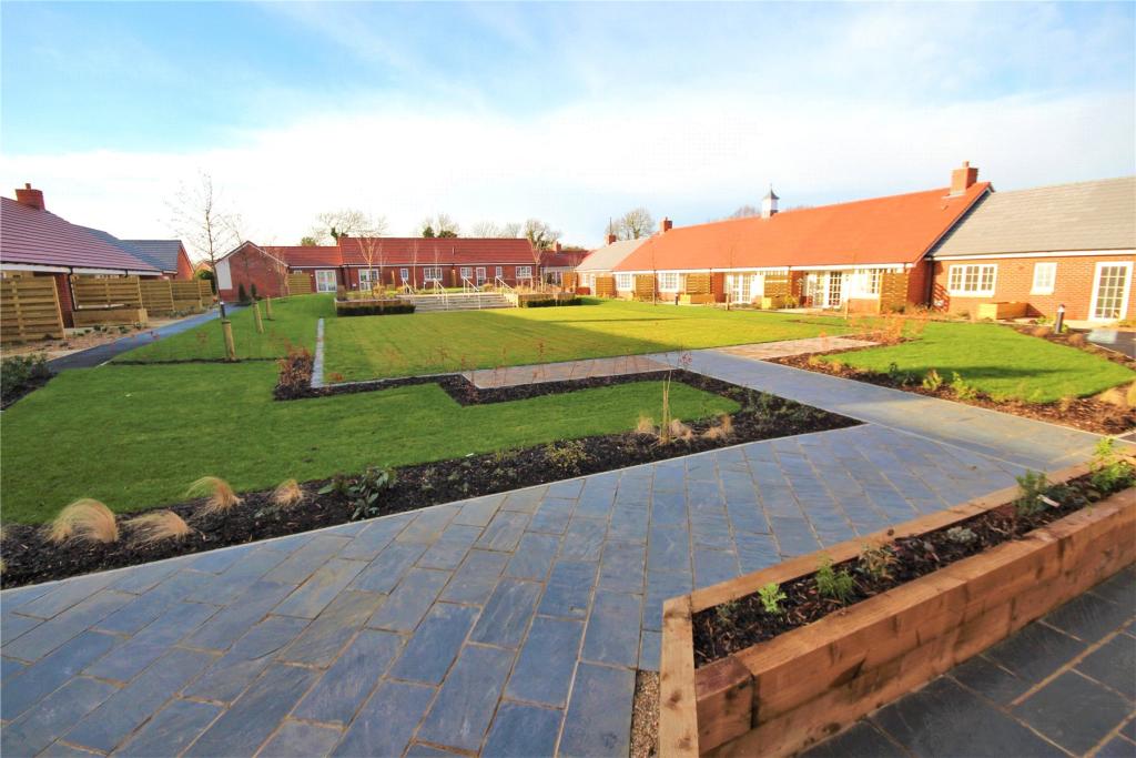 2 bedroom bungalow for sale in Carrington Gardens, Humberston, DN36