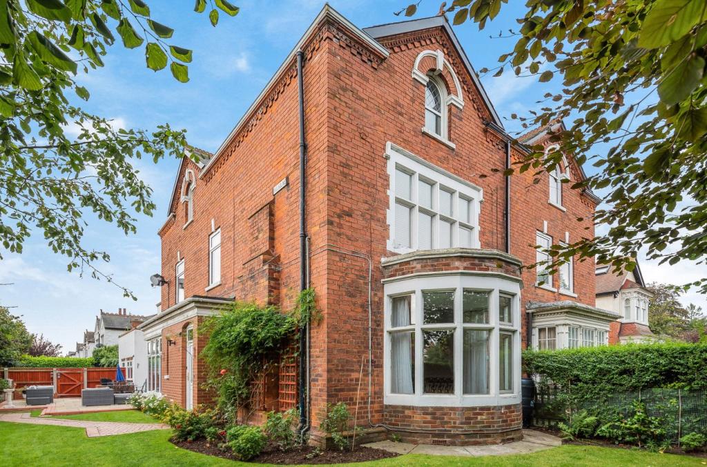 4 bedroom semidetached house for sale in Weelsby Road, Grimsby, DN32