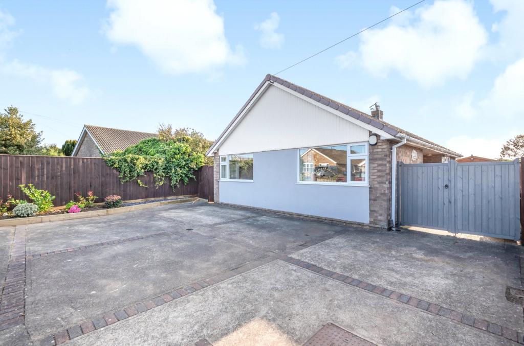 3 bedroom bungalow for sale in Manley Gardens, Cleethorpes, DN35