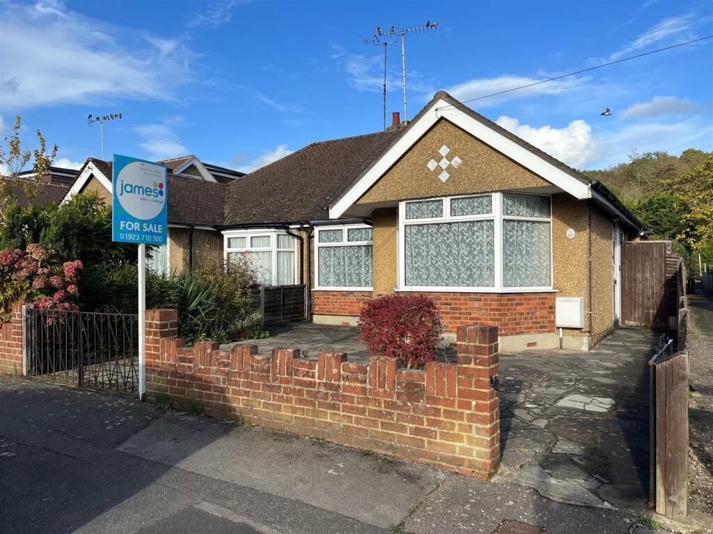 2 bedroom semidetached bungalow for sale in Links Way, Croxley Green