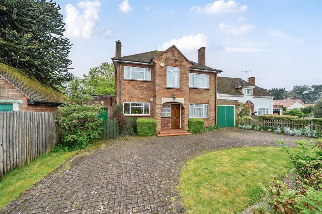 3 bedroom detached house for sale in Elmcote Way, Croxley Green, WD3