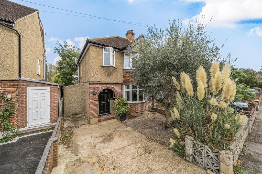 Main image of property: Links Way, Croxley Green