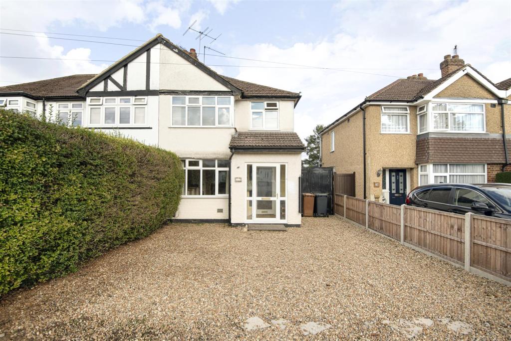 4 bedroom end of terrace house for sale in Barton Way, Croxley Green