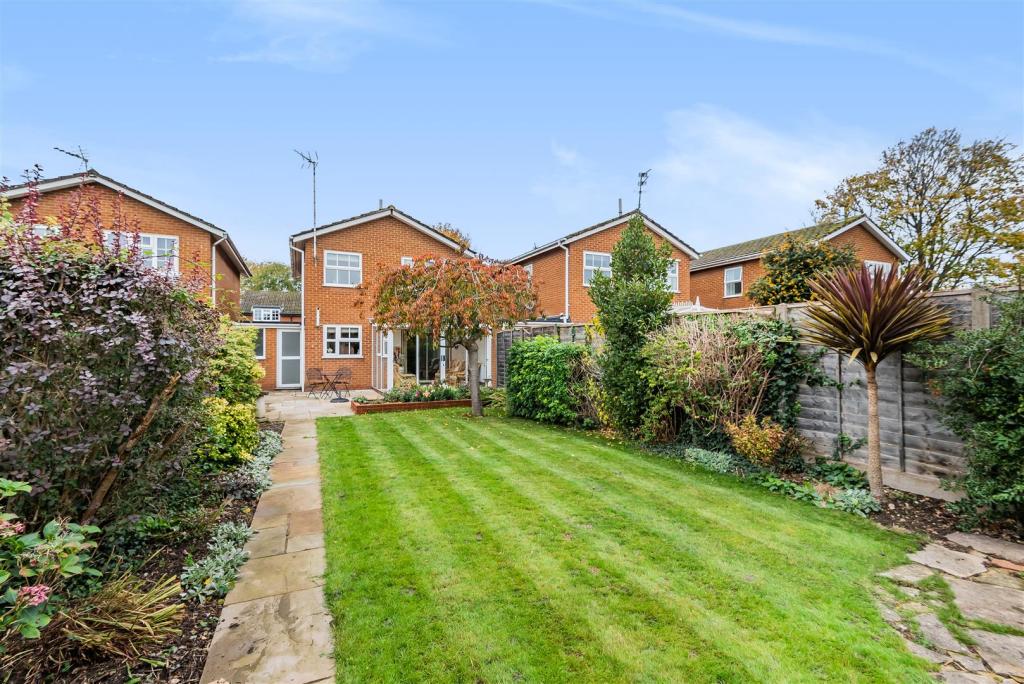 3 bedroom detached house for sale in Windmill Drive, Croxley Green