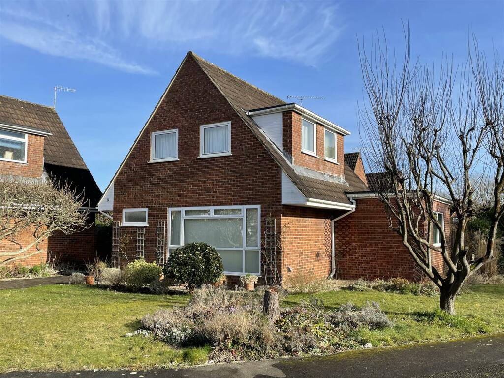 3 bedroom detached house for sale in Saddlers Mead, Wilton, Salisbury, SP2