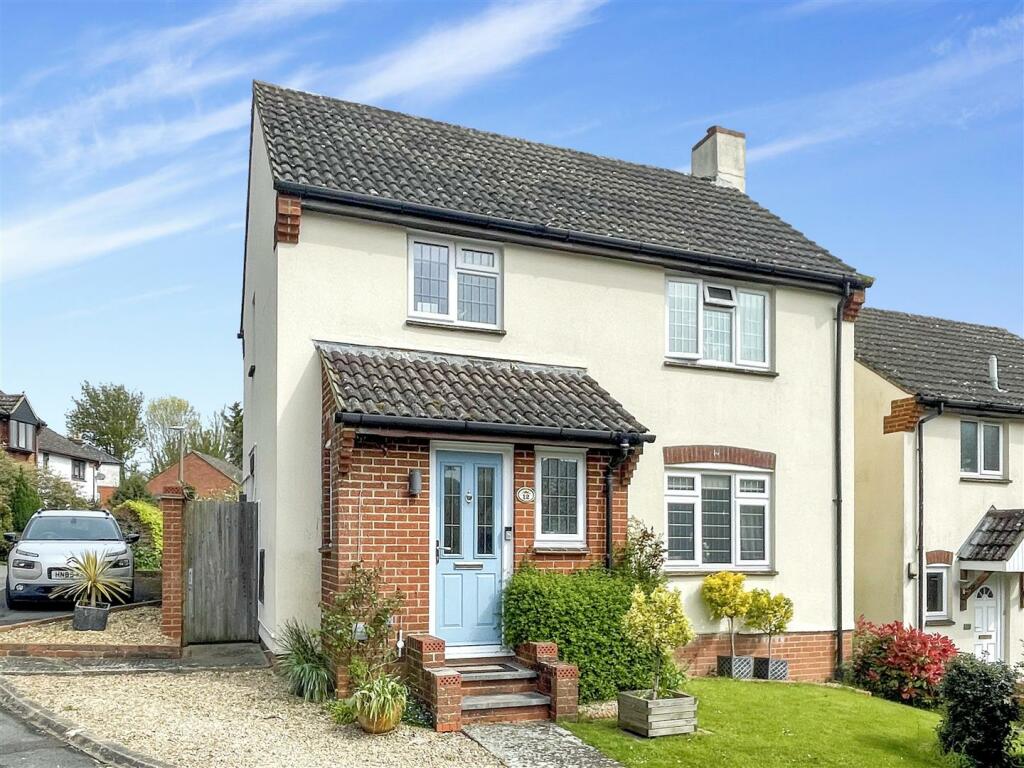 3 bedroom detached house for sale in Kingfisher Close, Salisbury, SP2
