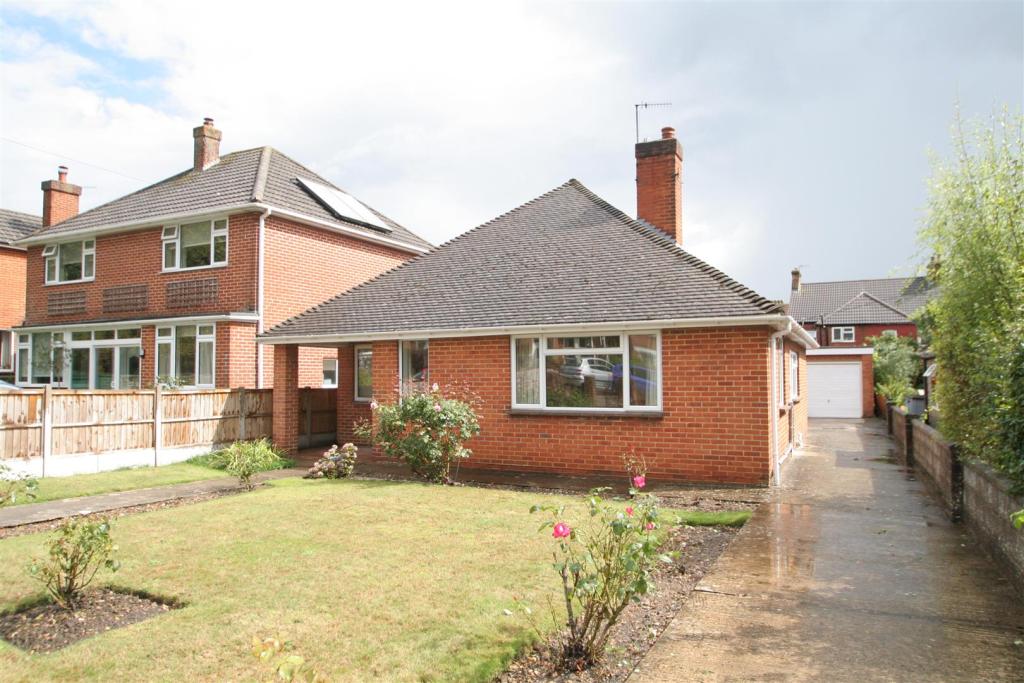 3 bedroom detached bungalow for sale in Charnwood Road, Salisbury, SP2
