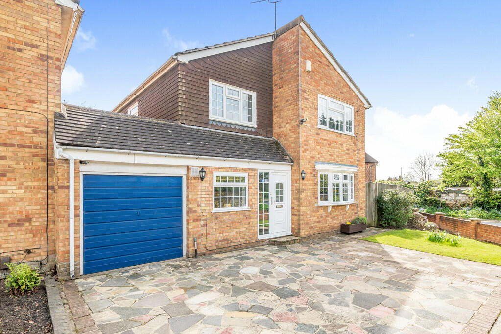 4 bedroom link detached house for sale in Harwell Close, Ruislip, HA4