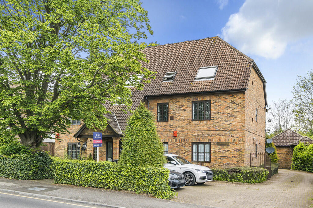 2 bedroom apartment for sale in Kingsend, Ruislip, Middlesex, HA4