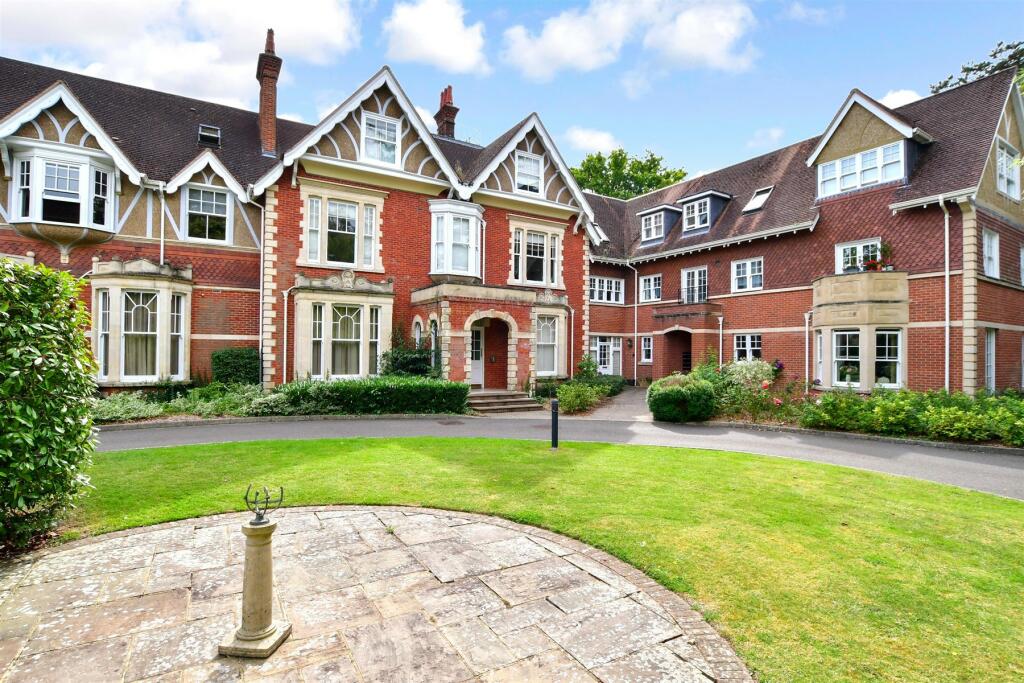 2 bedroom apartment for sale in Massetts Road, Horley, Surrey, RH6