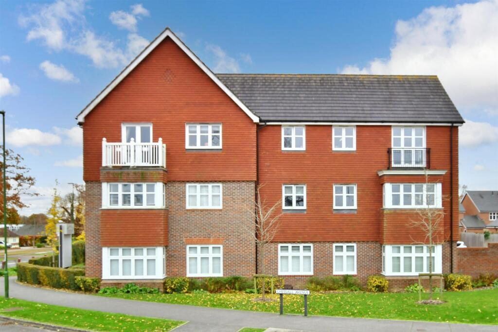 2 bedroom flat for sale in Rapley Rise, Southwater, Horsham, West