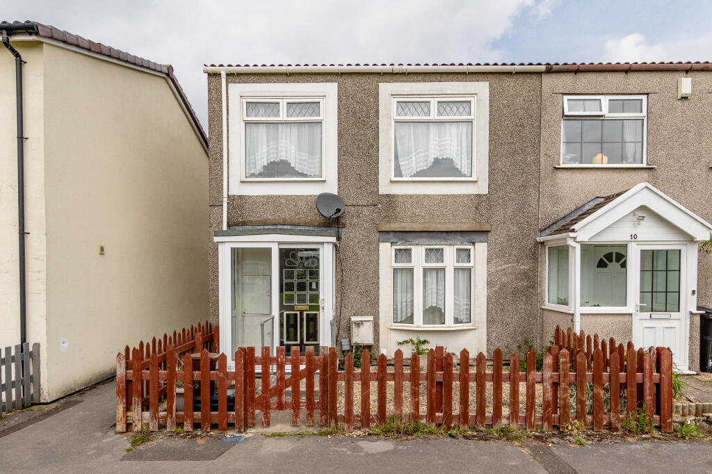 3 bedroom end of terrace house for sale in Holford Court, Whitchurch