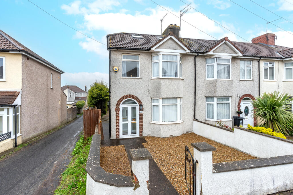 4 bedroom end of terrace house for sale in Mackie Road, Filton, Bristol