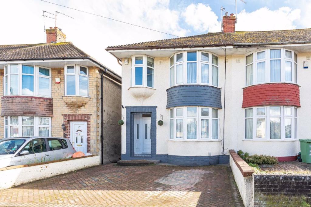 3 bedroom semidetached house for sale in Meadowsweet Avenue, Filton