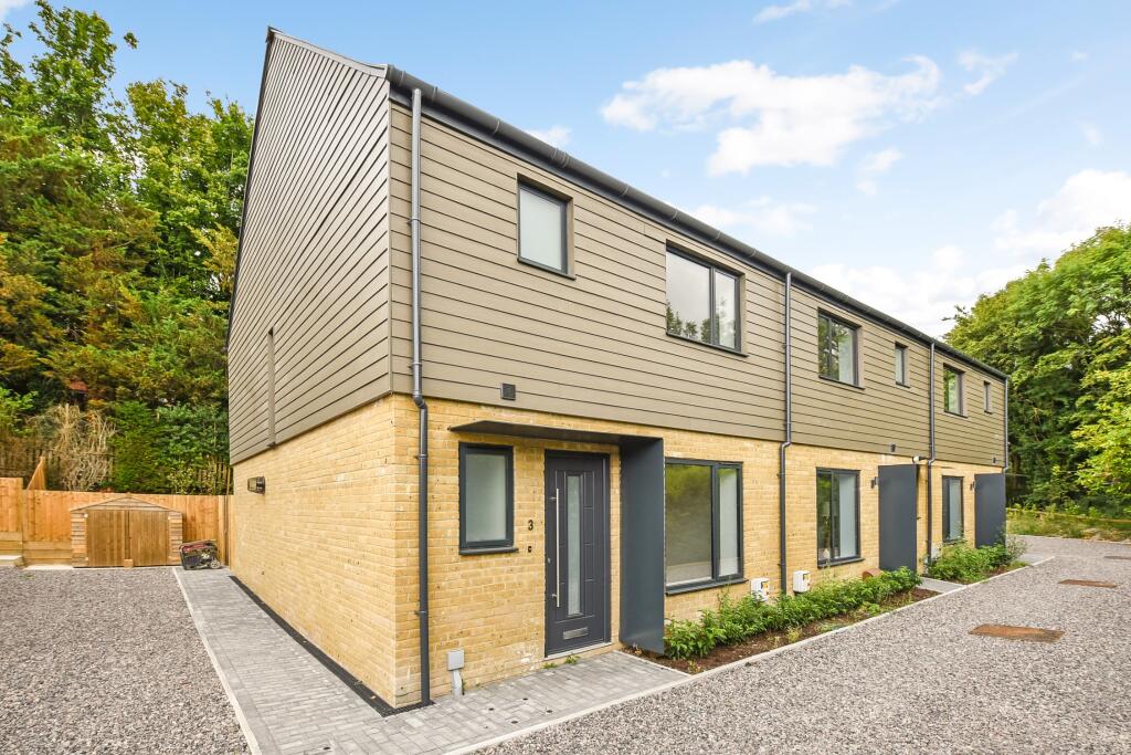 3 bedroom semidetached house for sale in Whiteway Close, Headbourne