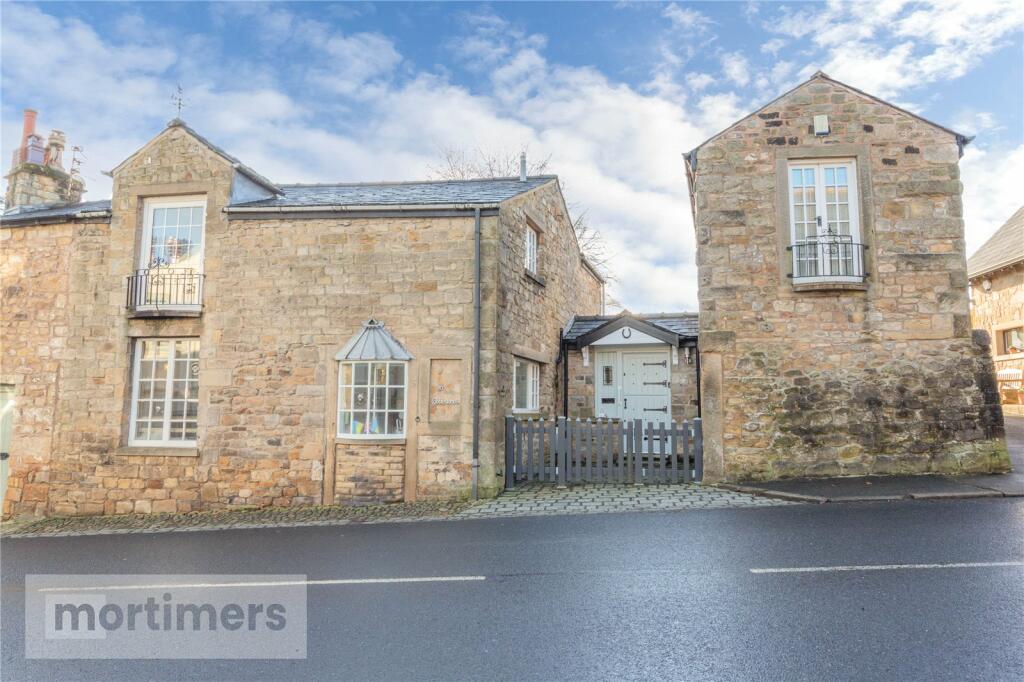 4 bedroom semidetached house for sale in The Square, Waddington