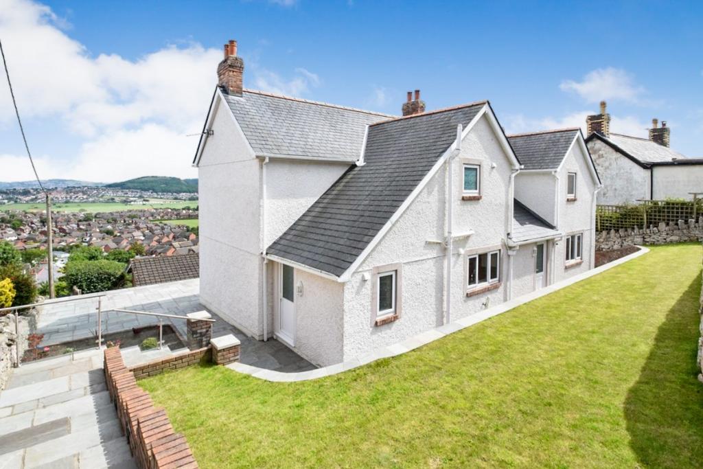 4 bedroom detached house for sale in Pendre Road, Penrhynside