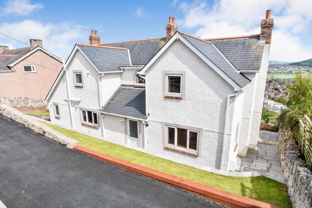 4 bedroom detached house for sale in Pendre Road, Penrhynside