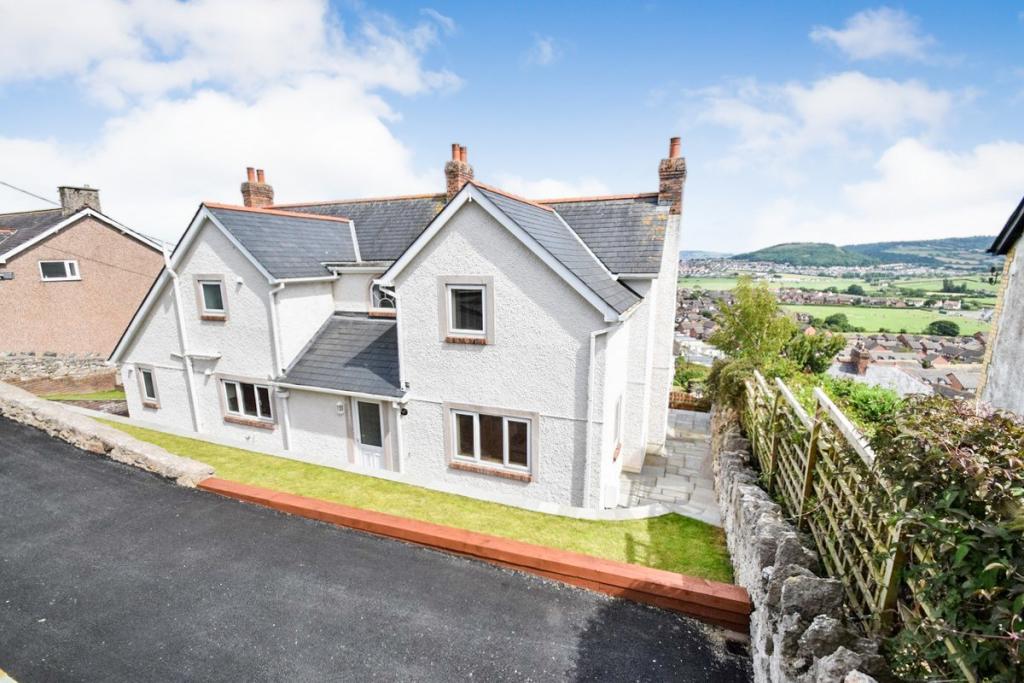 4 bedroom detached house for sale in Pendre Road, Penrhynside