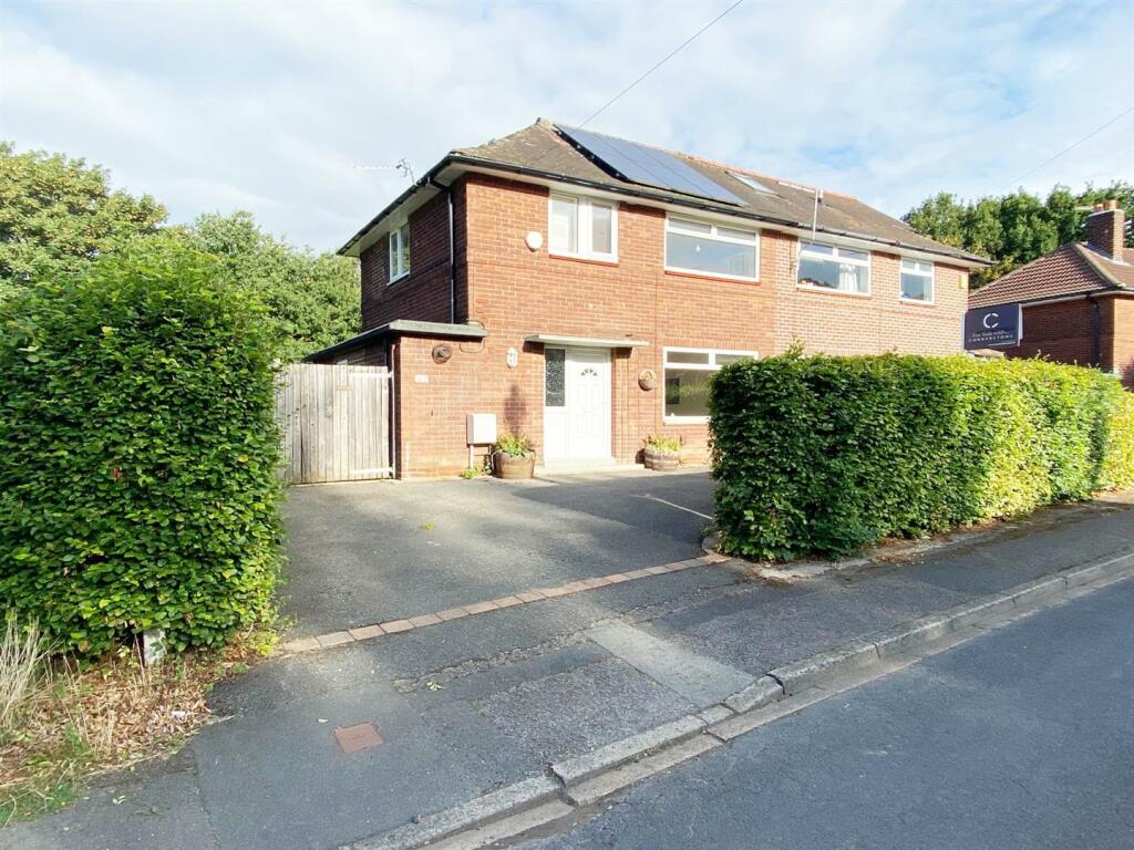 2 bedroom semidetached house for sale in Woodbridge Crescent