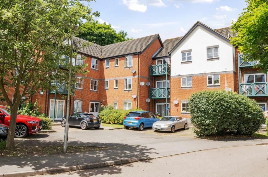 2 bedroom ground floor flat for sale in Admirals Court, Rose Kiln Lane