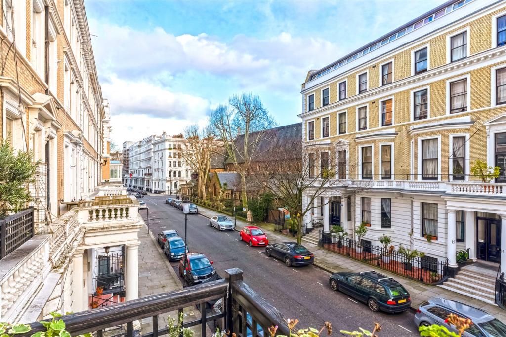 3 bedroom apartment for sale in Southwell Gardens, London, SW7