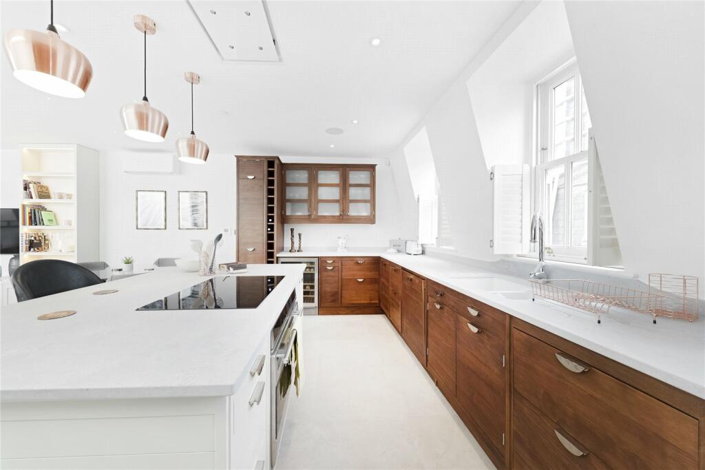 3 bedroom mews property for rent in Wetherby Mews, Earls Court, London, SW5