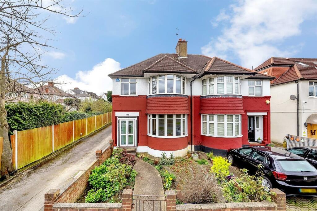 4 bedroom end of terrace house for rent in Great North Way, London, NW4