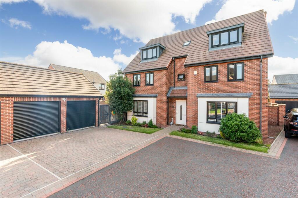 5 bedroom detached house for sale in Humbleton Road, Great Park