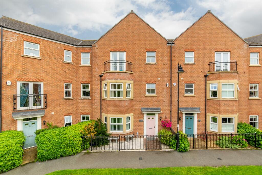 4 bedroom town house for sale in Featherstone Grove, Gosforth