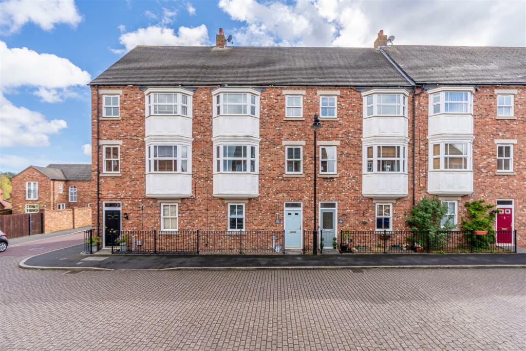 4 bedroom terraced house for sale in Warkworth Woods, Gosforth, NE3