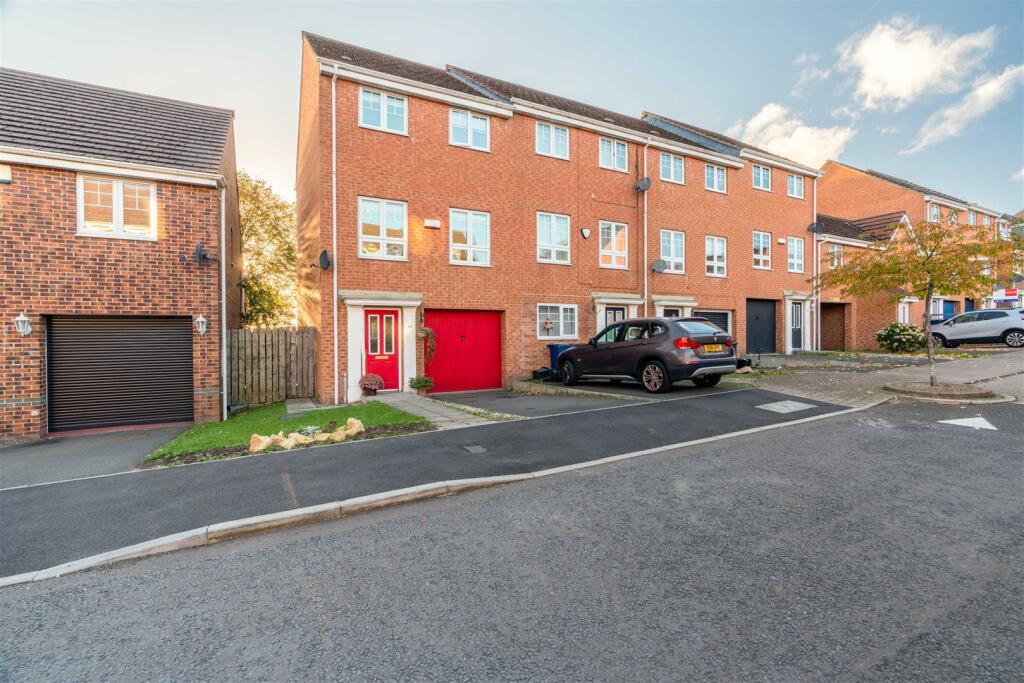 4 bedroom town house for sale in Skendleby Drive, Kenton, NE3