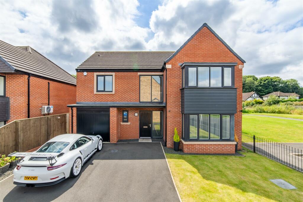 4 bedroom detached house for sale in Brambling Place, Five Mile Park