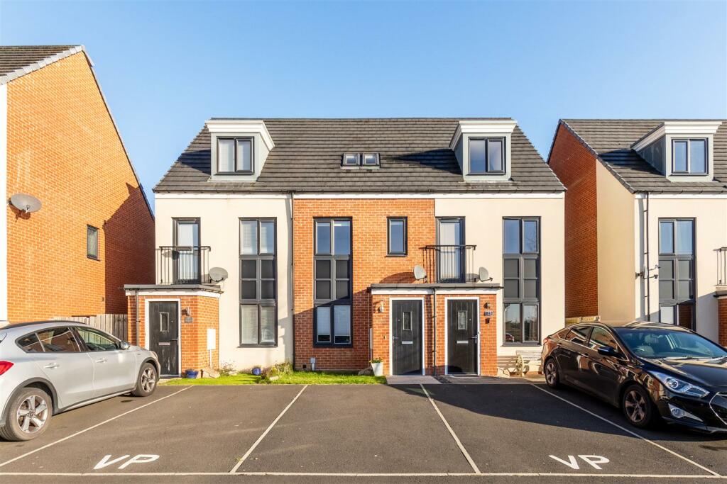 3 bedroom town house for sale in Elmwood Park Mews, Great Park, NE13