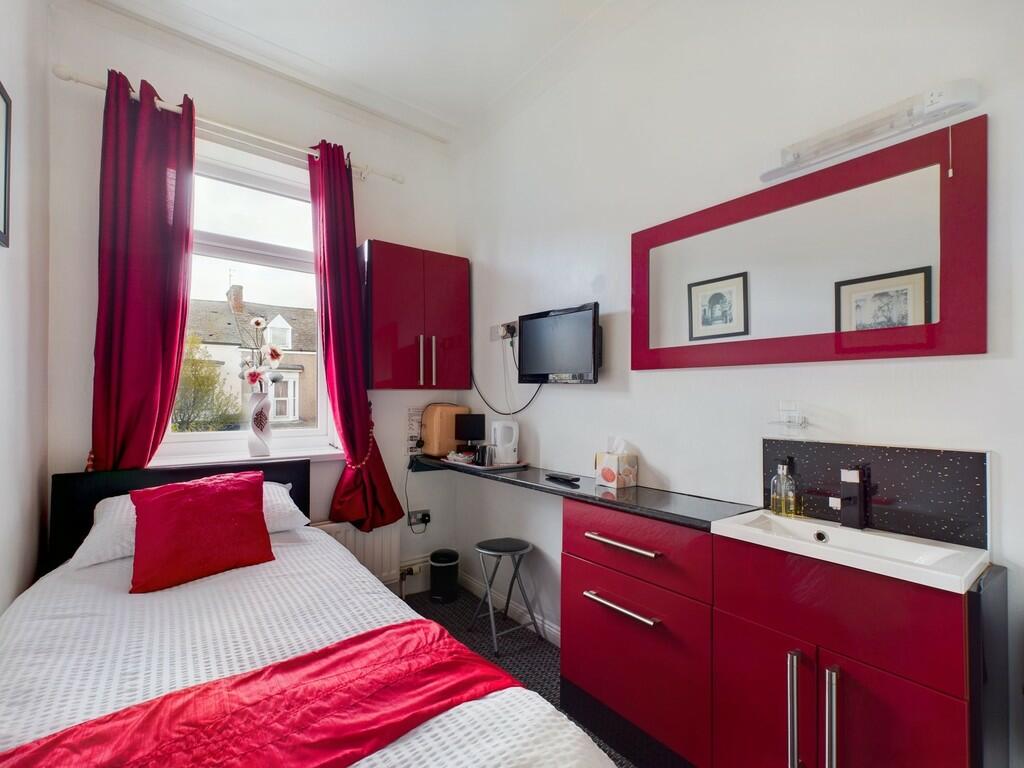 7 bedroom end of terrace house for sale in Ocean Road, South Shields